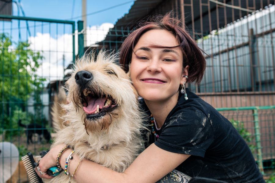 ragazza abbraccia un cane al canile