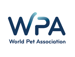 Logo WPA scritto in blu sfumato in azzurro con sotto la scritta World Pet Association