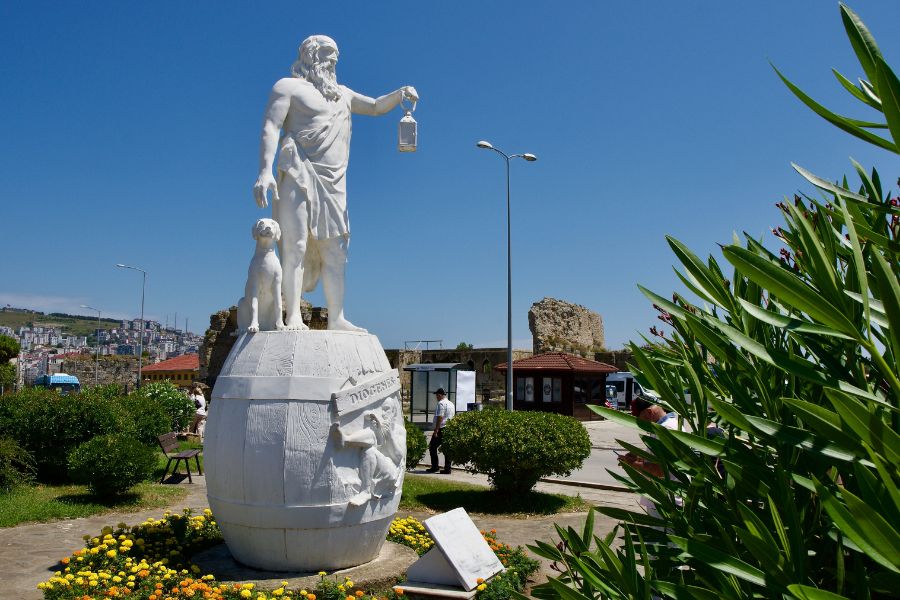 statua di Pitagora in un giardino